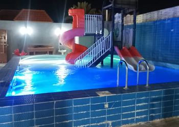 شاليه بمجلس مطل على الحديقة