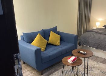 استديو بأثاث مريح وبسيط 