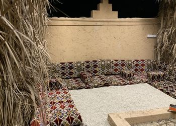 مخيم بجلسة خارجية وبيت شعر 
