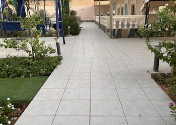 شاليه بجلسة تطل على مسبح خارجي 