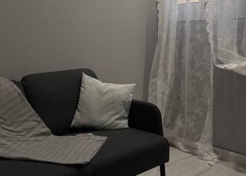 استديو بسرير ماستر وجلسه جانبيه