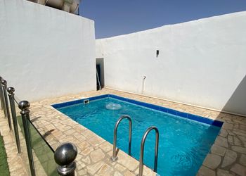 شاليه بجلسة تطل على مسبح خارجي 