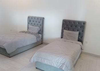 شاليه بمسطح اخضر والعاب اطفال
