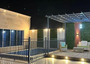 شاليه بجلسة تطل على مسبح خارجي 