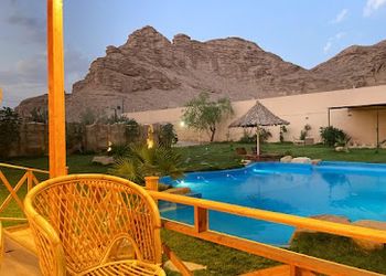استراحة بألعاب أطفال ومسبح