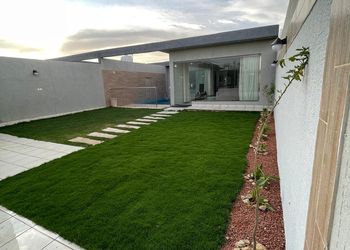 شاليه بمسبح خارجي ومسطح اخضر