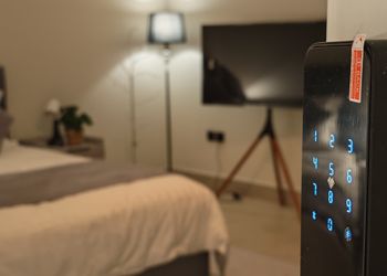 استديو بأثاث مريح وبسيط 