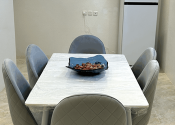شقة واسعة بصالة واربع غرف نوم 