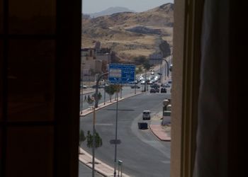 شقة هادئة بثلاث غرف نوم وصالة 