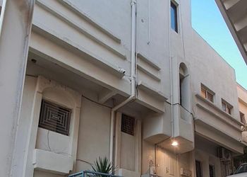 استديو بأثاث مريح وبسيط 