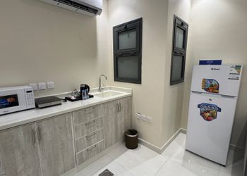 شقة بصالة وغرفة نوم وبأثاث مريح