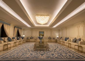 استراحة بمجلس وفناء خارجي 