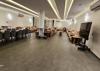 شاليه بمسطح اخضر وجلسة خارجية 