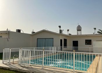 شاليه بملعب كرة طائرة
