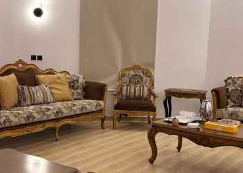 شاليه بصالة مطلة على جلسة خارجية