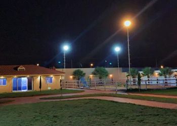 استراحة بمجلس ومسطحات خضراء