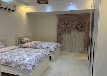 شقة بصالة جلوس وثلاث غرف نوم 