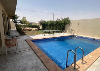 استراحة بمسطح اخضر وجلسة