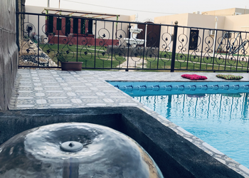 شاليه بمسطح اخضر و مسبح 