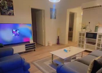 شقة بصالة مريحة وغرفتين نوم 