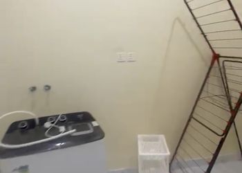 شقة بصالة جلوس وثلاث غرف نوم 