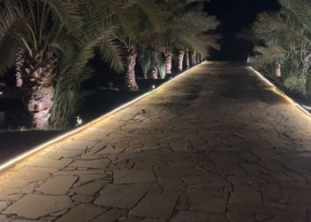 استراحة بمجلس واسع و مسطح اخضر