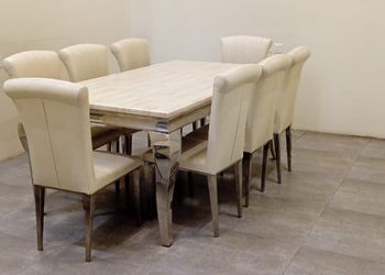 شاليه بمسطح اخضر وجلسة خارجيه