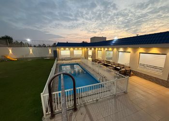 استراحة بمسطح اخضر ومجالس