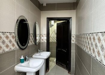 شاليه بمسطح اخضر ومسبح 