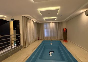 شاليه بمسطح اخضر وجلسة خارجية