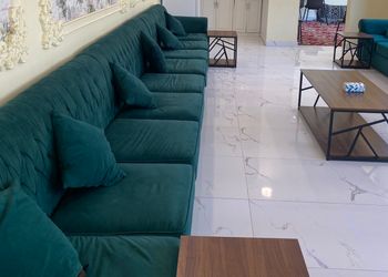 شاليه بمجلس مطل على المسبح
