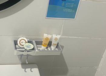 استديو بأثاث مريح وبسيط 