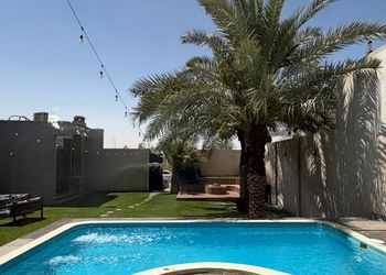 شاليه بمسبح وألعاب اطفال