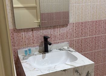 شقة بصالة مريحة وغرفتين نوم 