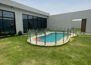 شاليه بجلسة تطل على مسبح خارجي 