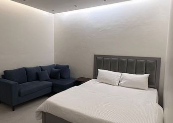 استديو بأثاث مريح وبسيط 