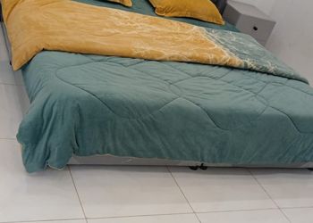 شاليه بجلسة تطل على مسبح خارجي 