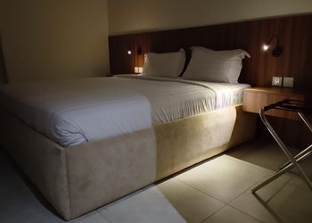 استديو بأثاث مريح وبسيط 