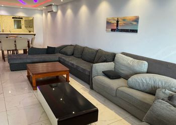 شاليه بمسطح اخضر وجلسة خارجية 