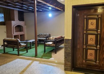 شالية بجلسة خارجية ومسبح داخلي
