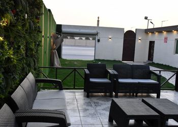 شاليه بجلسة تطل على مسبح خارجي 