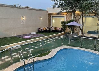 شاليه بمسطح اخضر وجلسة خارجية 