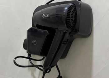 استديو بأثاث مريح وبسيط 