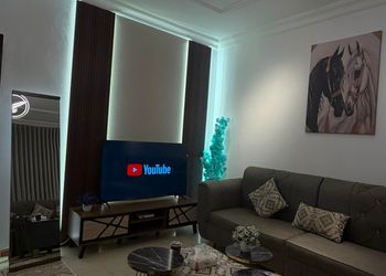 شقة بصالة مريحة ودخول ذاتي 