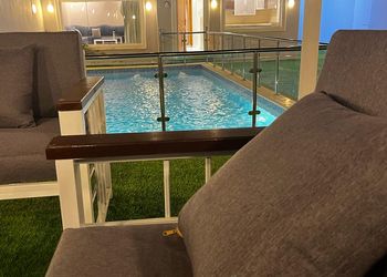 شاليه بمسطح اخضر ومسبح 