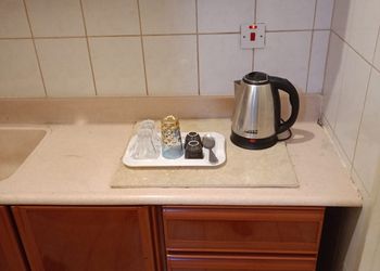 استديو بأثاث مريح وبسيط 