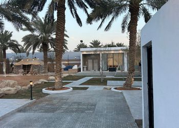 استراحة بمسبح خارجي وجلسة خارجية