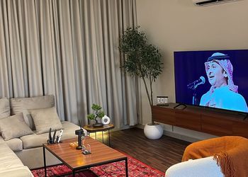 شقة بدخول ذاتي وصالة أنيقة 