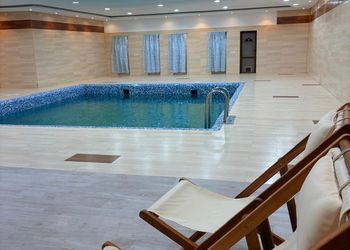 استراحة بمسبح خارجي وجلسة خارجية