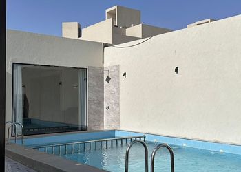 شالية مودرن بجلسة مطلة على المسبح 